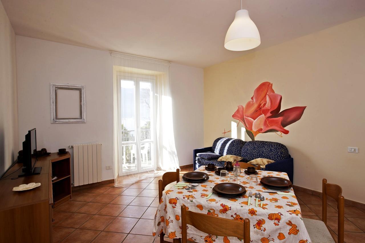 Bella Casa Alla Spiaggia Tronzano Lago Maggiore Exterior foto